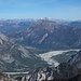 Blick über den Monte Amariana zu den Höchsten der Karnischen Alpen. In der Ferne lässt sich der Großglockner blicken.
