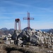 Am Gipfel des Cjampon findet sich eine Glocke, ein Gipfelkreuz und eine Gipfelbuchbox.