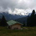 drohende Wolken mit der markanten Holzhütte im Vordergrund, an der der Grashang zum Beslerkopf bestiegen wird