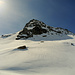 Erstes Gipfelziel unserer dreitägigen Tour: der Juchlistock. Während die Ski-Schwierigkeit lediglich WS+ beträgt, erfordert der Gipfelaufstieg etwas Kletterei (ll).