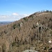 Blick von der Feigenbaumklippe nach Norden. Die beiden rechts hintereinander liegenden Felsen Mooswand und Zieten habe ich als übernächstes besucht, vorher aber noch die neben der Feigenbaumklippe liegende Mausefalle. Rechts oben am Horizont der Felsen Hexenküche, dort kam ich danach auch noch vorbei. Den weiter links und etwas tiefer liegenden Felsen habe ich heute ausgelassen