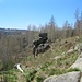 Schmale Pfade und Trittspuren führen Richtung Studentenklippe, an mehreren kleineren namenlosen Felsen vorbei.