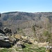 An mehreren namenlosen Felsen (links) vorbei gehe ich jetzt zum letzten Felsen, der Ziegenrückenklippe (auf dem Bergvorsprung rechts).