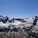 Sull'altro lato rispetto a dove stiamo salendo lo spettacolo delle montagne innevate.