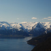 Rechts am Rand sieht am Ausläufer des Gletschers Bjørnabreen