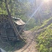 Holzstabel, links geht es leicht absteigend zur Felsenkammerhütte, geradeaus hoch in Richtung Teehütte / Einstieg Traverse