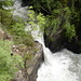 Wasserfall ueber Sprudelbecken, mit Schneeschmelz-Wasser Cascada sobre toll bullidor, amb aigua de la fosa de la neu