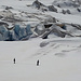 Glaziologen vor der morbiden Gletscherabdeckung