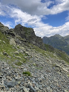 In der Flanke unter dem mittleren Gipfel.