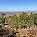 Sukkertoppen - Ausblick unweit des Gipfels. Hinter den Baumwipfeln ist offenbar Dänemarks größtes Binnendelta, Klosterkær, zu erahnen. Dort mündet die Gudenå in den Mosssø.