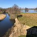 Klostermølle - Blick aus der Trockenscheune (Tørrelade), die an der Nordseite auch als Vogelbeobachtungsturm (Fugletårn) genutzt wird. Wir schauen auf den Mühlgraben, aka Klosterkanalen, und den Mossø (rechts).