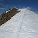 Eine alte Skispur zieht eine Linie zum Gipfel.