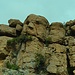 Der Felsen sieht wie ein Indianergesicht eines Totempfahls aus, das seine Nase verloren hat. Der fehlende Felsen scheint sich auf der gleichen Höhe etwas weiter links eingeklemmt zu finden.