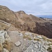 <b>Tonificato dalla bevanda calda, maturo l’idea di una traversata, scendendo nella Valle d’Intelvi. <br />Alle 10:30 mi avvio in direzione del “Sentiero basso”. Le condizioni sono ideali: il terreno è asciutto, non ci sono placche di ghiaccio e finora non ci sono escursionisti in cammino. </b><br />