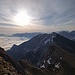 Das Alpenvorland befindet sich noch in der Suppe; über den Ammergauern strahlt die Sonne