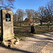 Unterwegs am Himmelbjerget - Rückblick durch das parkähnliches Gelände, während wir gerade an einem weiteren Gedenkstein, [https://himmelbjerget.dk/vilhelm-beck-stenen/ Vilhelm-Beck stenen], vorbei spazieren. 