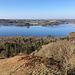 Himmelbjerget - Blick vom Aussichtsturm (Himmelbjergtårnet) auf den Julsø, der von der Gudenå durchflossen wird, die wir zuvor schon [https://www.hikr.org/gallery/photo3548127.html?post_id=171124#1 vom Sukkertoppen aus] gesehen haben.
