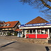 Unterwegs am Himmelbjerget - Unsere Tour beginnt am Parkplatz unweit des "Hotel Himmelbjerget" (hinten) und des "Bjerg-Kiosken".