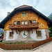 Schwarzwaldmühle. Schwarzwalduhren im kleineren Format kann man im Inneren des Gebäudes erwerben