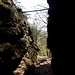 ... mittels weniger Stein- und vieler Holzstufen begehbar gemachte Felsschlucht. 