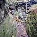 Dann geht es tiefer in die Schlucht hinein. Bald stößt man auf eine quer verlaufende Spalte. 