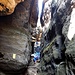 Mit Hilfe von Stein-, Holz- und Metalltreppen geht es in der schmalen Schlucht hinauf.