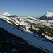 Blick von der NNW-Flanke hinüber zur bereits besonnten Arnibergegg, links der Hohgant, rechts Schibegütsch und Böli