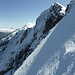 Abfahrt über die zunächst steile, aber prächtig verschneite und griffige N-Flanke: rechts darüber der Gipfel, dahinter Breitengrad und Schongütsch, links das Stanserhorn