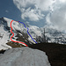 Blick von der Arnibergegg zurück zum Briefengrad P. 2098 und zum Balmi: rot die Aufstiegsroute über den NW-Rücken, die Steilstufe und die NW-Flanke zum Wannepass und über den N-Grat zum Balmi, blau die Abfahrtsroute über den SW-Grat, die N-Flanke, durch die NW-Mulde und das NW-Couloir. Rechts vom Kreuz in den Wolken das Tannhorn