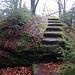 Mehr Treppen auf mehr Felsen.