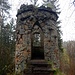 Von hier aus wanderten wir weiter nach Norden, und passierten mehrere durch aus dem Fels herausgeschlagene Treppen besteig- und Bänke erlebbare Aussichtsfelsen, und entdeckten bald ein hübsches Türmchen: die künstliche Ruine auf dem Friedrichstein.