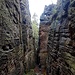 Weiter geht's! Ein paar Steinstufen hinunter und nach links, dann wandert man eben durch die Schlucht.