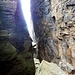 Hier kraxelt man in leichter Kletterei (I) durch enge Schluchten zwischen den turmhohen, senkrechten Felswänden der Wiesensteine hindurch. 