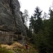 Unten im Talgrund angekommen, ignorierten wir den Mehlsteig, überquerten den Theilemannweg, und stiegen drüben auf wilden Weglein in die Felsen hinauf.