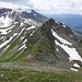 vom Gipfel gewinnt man Einsicht zum Sattel und der Traverse unterhab des Grates im Geröll und Schnee zum Wiederaufstieg zu P. 2653 ("Parpaner Grauhorn")