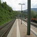 Schließlich erreiche ich hier den etwas außerhalb des Ortes liegenden Bahnhof Langenbrand, und hinten kommt auch schon mein Zug.