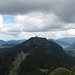 Blick vom Brunnenkopf Richtung Osten, rechts hinten das Estergebirge mit seinen weissen Gipfeln