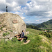 Vorbei an P. 301 stiefeln wir durch die Oberkircher Weinberge runter zum Wagen. Kurz vorher noch eine Aussichtsbänkle-Pause an einem Granit-Trumm, das hier zwischen den Reben liegt.<br />