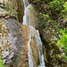 am (Egerkinger) Wasserfall des Flüe-|Dorfbaches vorbei ...