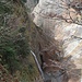 Tiefblick vom Wanderweg auf den Wasserfall in der Neckerschlucht