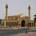 Tag 2 (2.5.):<br /><br />المنامة (Al Manāmah) - مسجد الفاتح (Masjid al Fātiḩ): Die grösste Moschee des Landes bietet 7000 Gläubigen Platz. Sie wirde 1984 gebaut und dabei Marmor aus Italien, Glas aus Österreich und Teak-Holz aus Indien importiert.