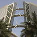 Tag 2 (2.5.):<br /><br />المنامة (Al Manāmah): Nach einem Mittagsschlaf wegen der langen Reise machte ich mich später auf den Weg ins Zentrum zum Essen. Dabei schaute ich mit natürlich das gigantische, windrahdbesetzte, 240m hohe „Bahrain World Trade Center“ an welches 2008 fertig gestellt wurde.