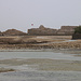 Tag 3 (3.5.):<br /><br />Blick vom Strand bei كرباباد (Karbābād) auf die mächtige Festung قلعة البحرين (Qala‘ah al Baḩrayn). 