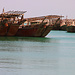 Tag 4 (4.5.):<br /><br />Dhau-Hafen von wo aus die Schnelklboote zur Badeinsel ablegen und Tickets für die Überfahrt gekauft werden können. Der Hafen liegt im Süden von سترة (Sitrah) bei einem Industriegebiet.