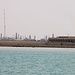 Tag 4 (4.5.):<br /><br />Sicht vom Boot nach der Abfahrt auf die grosse Erdölraffinerie südlich von المعامير (Al Ma‘āmīr).