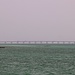 Tag 5 (5.5.):<br /><br />Blick von Strand in البديع (Al Budayyi‘) auf die 25km lange Brücken- und Dammverbindung zwischen Saudi-Arabien und Bahrain. Die Bauzeit betrug 5 Jahre und die nach dem damaligen Saudischen König جسر الملك فهد (Jisr al Malik al Fahd) genannte Brücke wurde 1986 fetig gestelt.