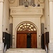 Tag 6 (6.5.) - المحرق (Al Muḩarraq):<br /><br />Eingang zur wunderschönen Moschee, die nach dem langzeitigen الشيخ عيسى بن علي آل خليفة (Al Shaykh ‘Isā ibn ‘Alī Āl Khalīfah) Herrscher benannt ist. Der Monch regierte Bahrain von 1869 bis 1932.