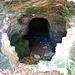 Hier gibt's eine kleine Höhle, vermutlich ein ehemaliger Felsenkeller.