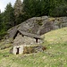 Sciresa di Sopra.
Il sentiero sbuca sopra il roccione al centro, gira verso sinistra nella foto per poi tornare verso le baite