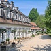 Hauptgebäude des Parks, es gibt noch eine Reihe etwas kleiner ausgefallener Häuser